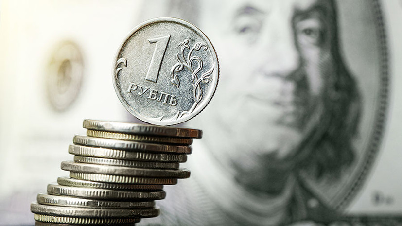 Впервые с июля: курс доллара на Мосбирже приблизился к 75 рублям