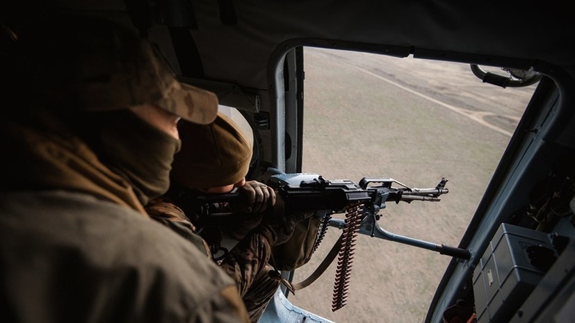 Спецназ Росгвардии отработал навыки стрельбы с борта вертолёта в Крыму