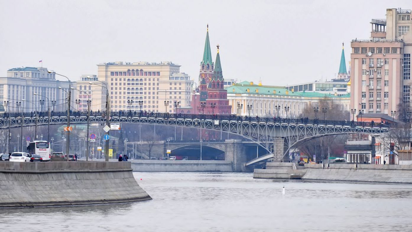 Синоптик прогнозирует тёплую погоду и рекордные показатели давления 30 ноября в Москве