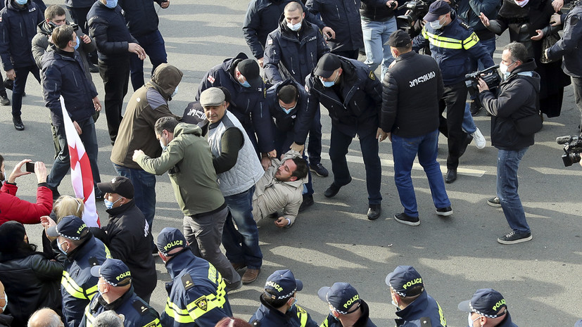 На акции в поддержку Саакашвили в Тбилиси задержали 15 человек