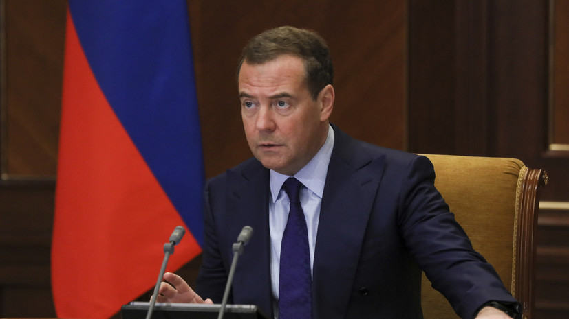 Медведев высказался за усиление государственного контроля в сфере миграции