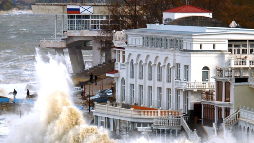 В Севастополе два человека пострадали из-за последствий непогоды