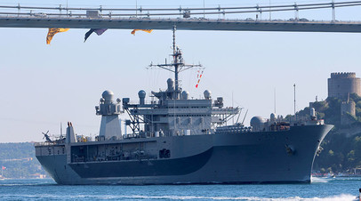 Корабль США USS Mount Whitney по пути в Чёрное море