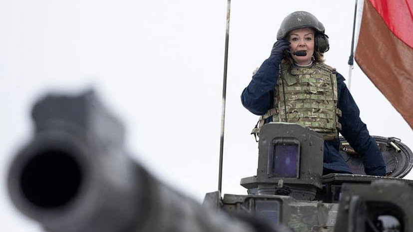 Министр иностранных дел Британии проехалась на танке НАТО в Эстонии