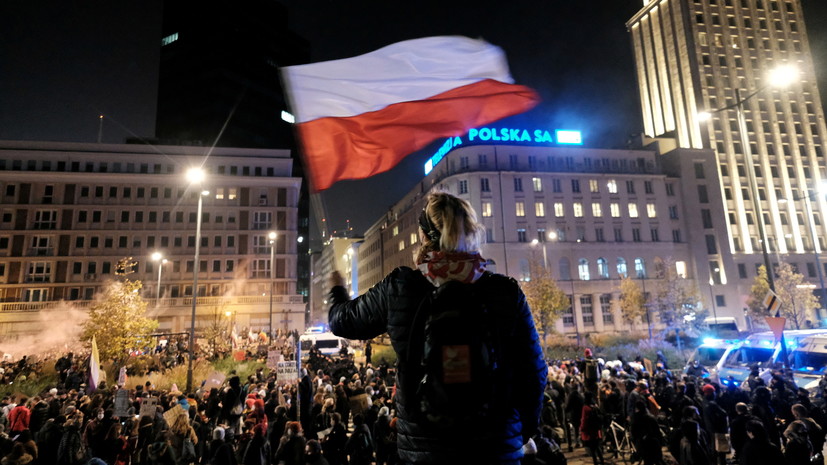 Противники запрета абортов вышли на акцию протеста к зданию сейма Польши