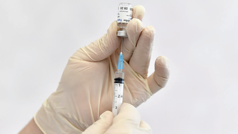 Мурашко допустил, что людям со слабым иммунитетом понадобится чаще вакцинироваться