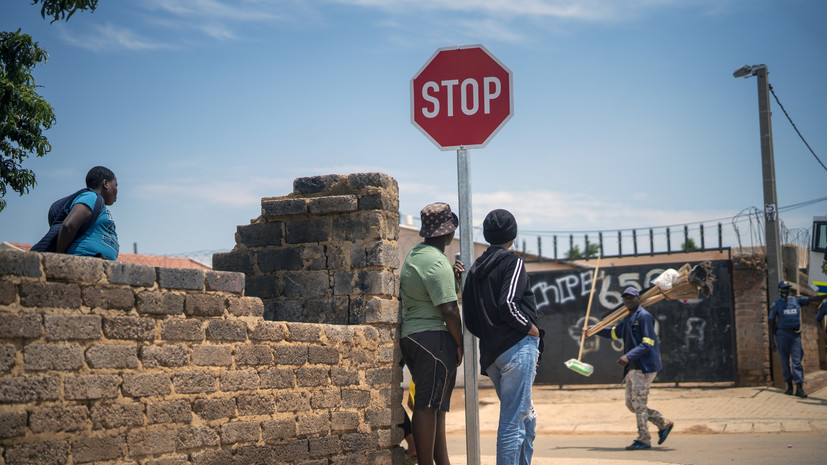 Власти ЮАР запретили инфицированным омикрон-штаммом людям покидать страну