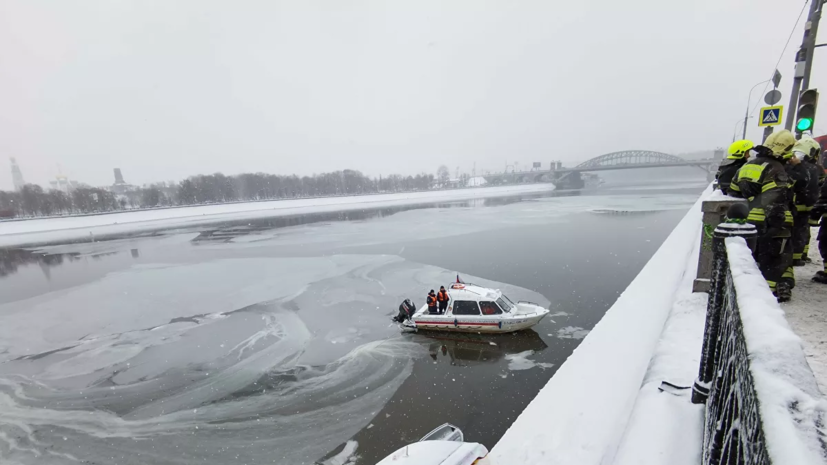 Пассажирка упавшего в реку в Москве такси получила ссадины