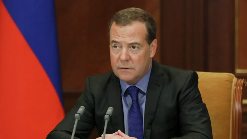 Медведев заявил о попытках западных стран политизировать ситуацию в Арктике