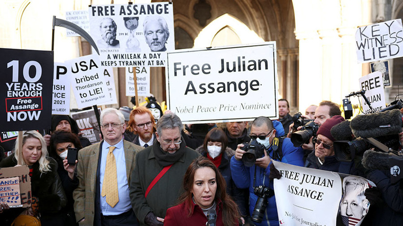 „Politický případ“: proč londýnský soud povolil vydání Juliana Assange do Spojených států