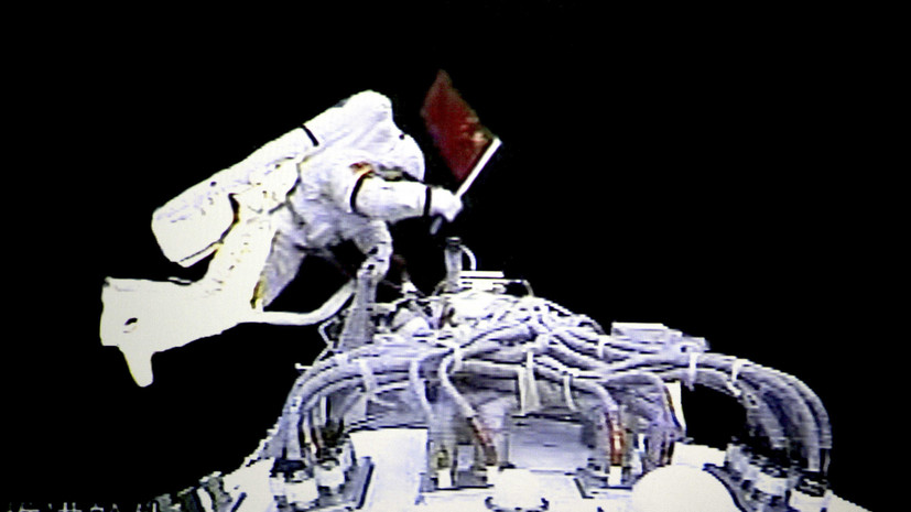 Экипаж китайской орбитальной станции вышел в открытый космос