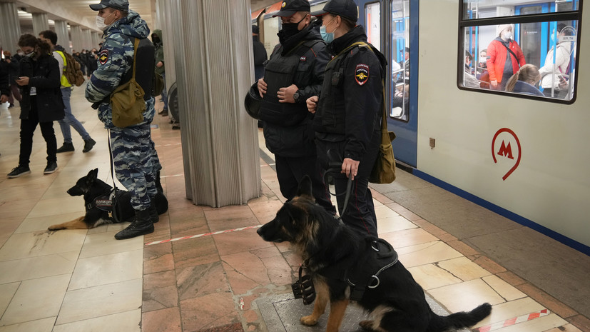 В Москве пьяный пассажир напал на полицейского в переходе метро