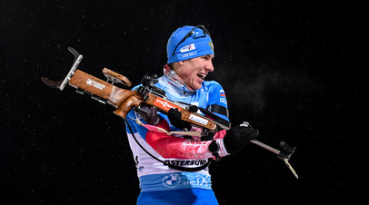 Эдуард Латыпов (Россия) на огневом рубеже гонки преследования на 12,5 км среди мужчин на втором этапе Кубка мира по биатлону в шведском Эстерсунде