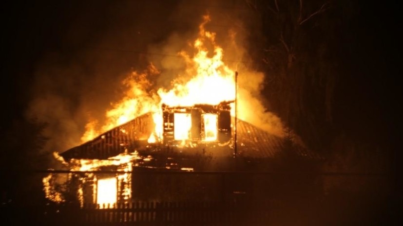 Два человека погибли при пожаре в частном доме в Ивановской области
