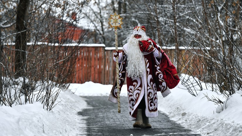 Дерётся и требует деньги: за что россияне жалуются на Деда Мороза