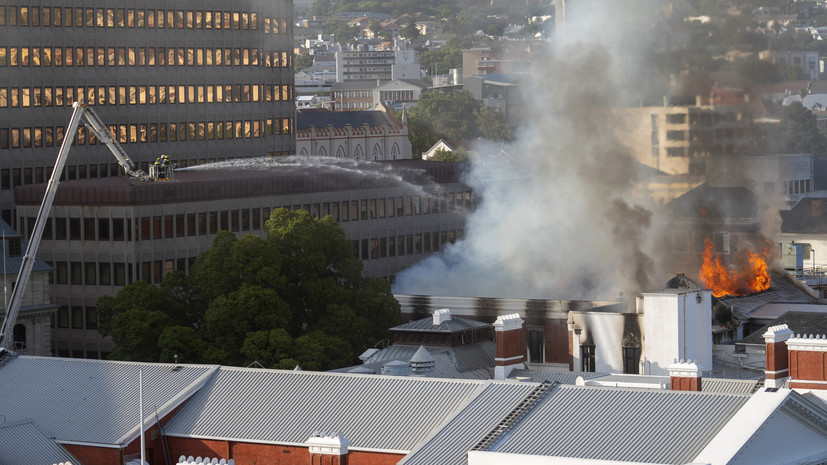 При пожаре в Кейптауне сгорели два этажа нижней палаты парламента ЮАР