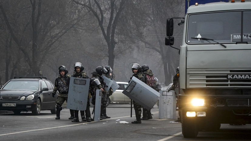Токаев поблагодарил работавших во время протестов военных и полицейских