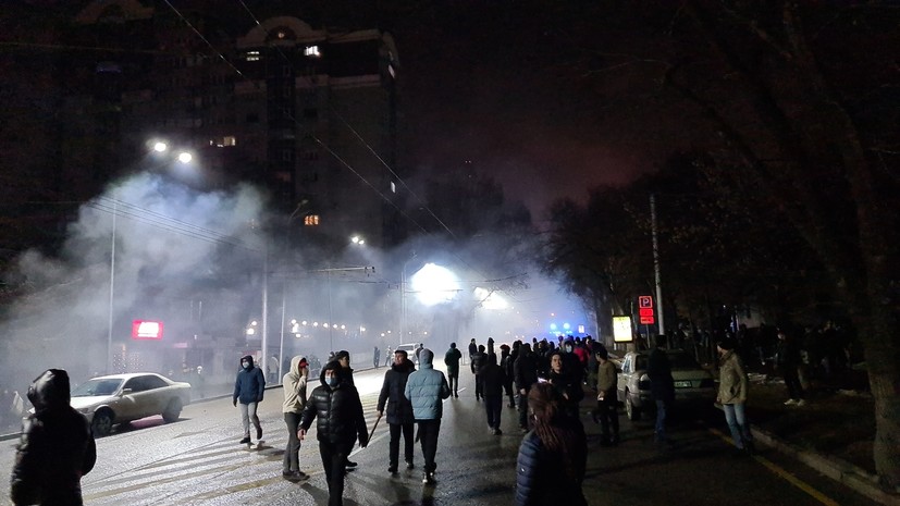 Участники протеста в Алма-Ате подожгли здание отделения телеканала «Казахстан»