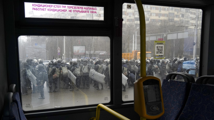 Участники протестов пытаются захватить Департамент внутренних дел в Алма-Ате