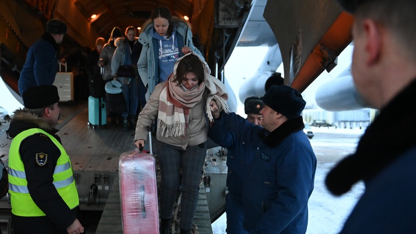 «Миротворческие силы нас выручают»: более 1,4 тыс. россиян вылетели из Казахстана самолётами Минобороны РФ