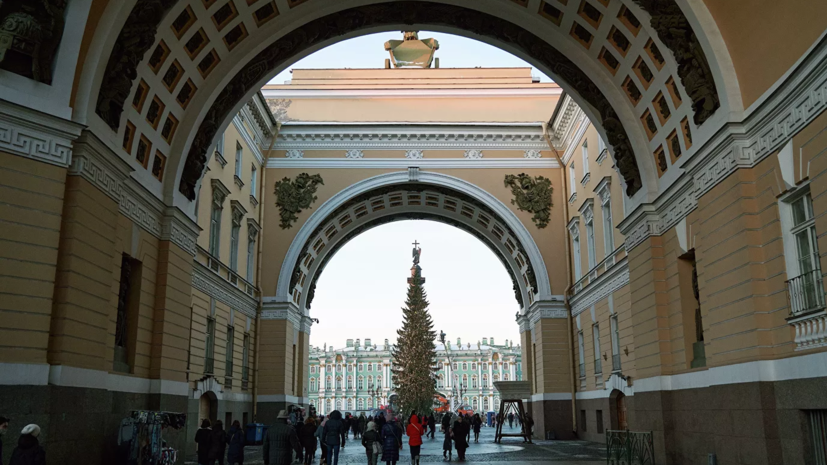 Главную ель Петербурга могут оставить на Дворцовой площади до конца января