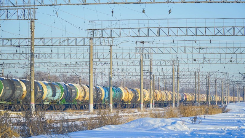 На станции в Новосибирске опасное химическое вещество вытекает из цистерны