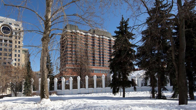СК возбудил дело после гибели двух рабочих при падении лифта в Президент-отеле в Москве