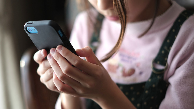 Психолог Попова рассказала, в каком возрасте детям можно начинать использовать смартфоны