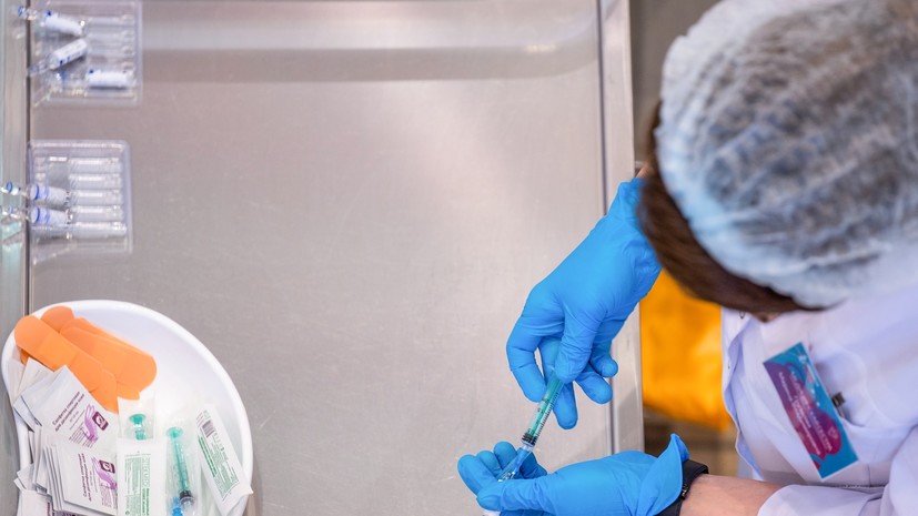 Гинцбург призвал за полгода привить от коронавируса 10 млн подростков