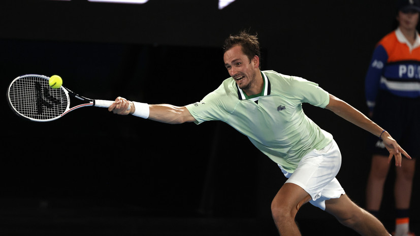 Медведев в пяти сетах обыграл Оже-Альяссима и вышел в полуфинал Australian Open