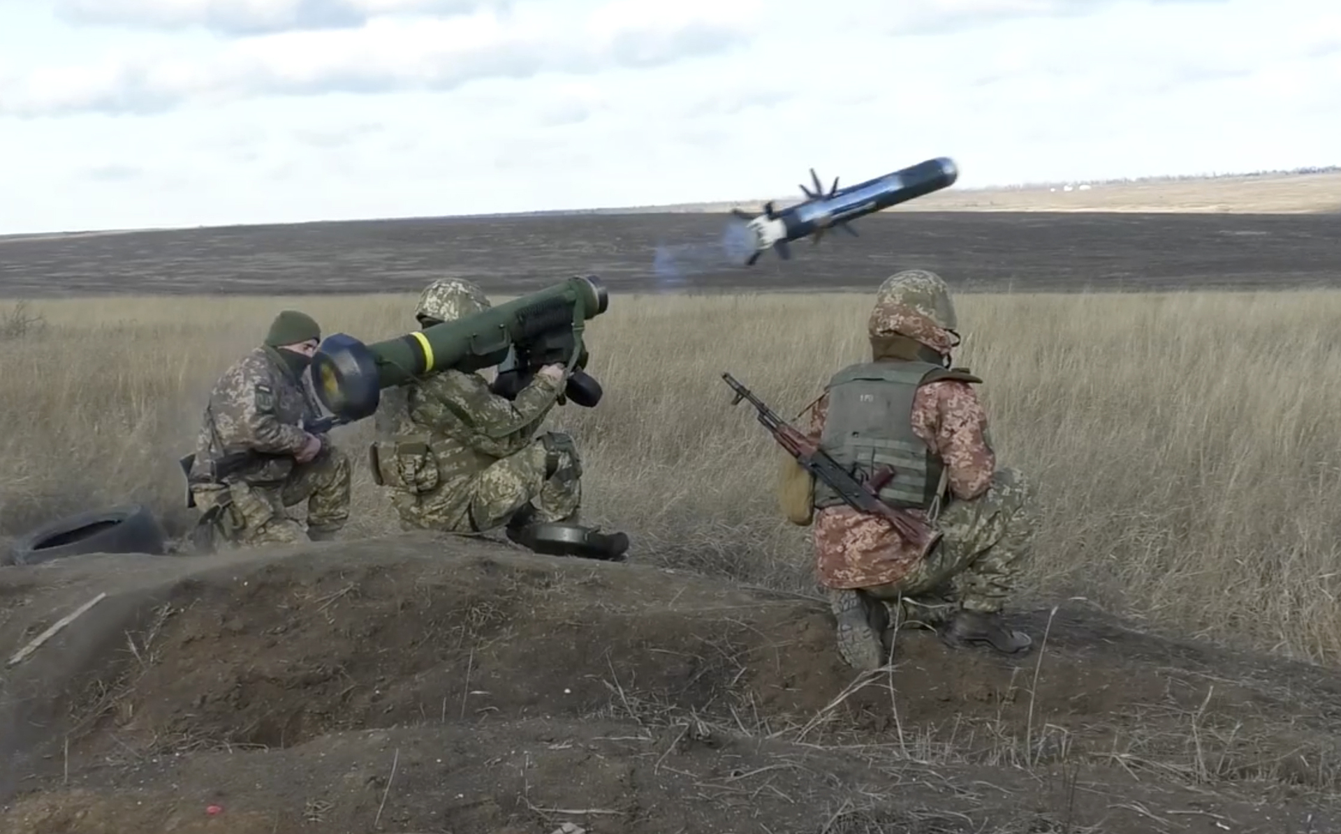 Украинские военные с американскими ПТРК Javelin AP © Ukrainian Defense Ministry Press Service