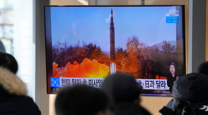 Жители Сеула смотрят выпуск новостей о запуске КНДР новой ракеты
