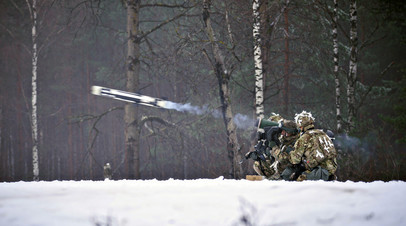 Американские солдаты запускают ракету из комплекса Javelin