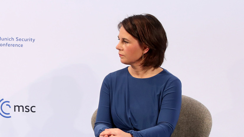 Глава МИД ФРГ Бербок прокомментировала начало эвакуации населения ЛНР и ДНР в Россию