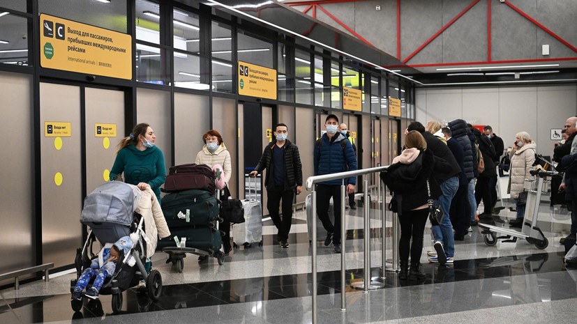 «Хорошо, что узнали не в аэропорту»: более 27 тысяч российских туристов застряли за рубежом из-за отмены рейсов