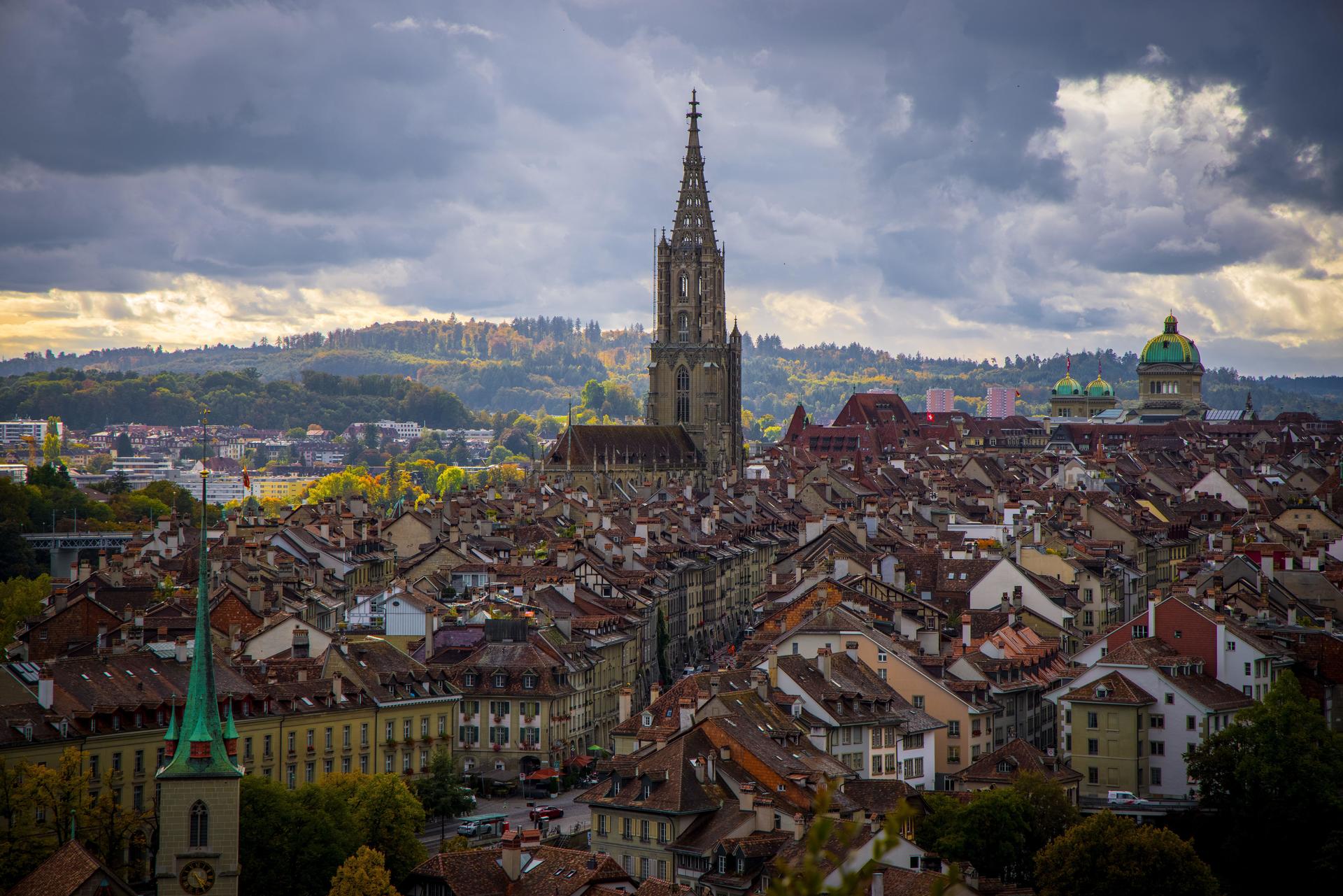 Georgia czech. Берн. Площади Мюнстерплац в Берне.. Нейтральный статус Швейцарии. Берн-и 2008.