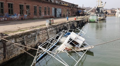РИА Новости: в порту Мариуполя беспилотник заснял два грузовых судна