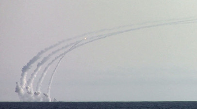 Залповый пуск четырёх крылатых ракет «Калибр» с фрегата Черноморского флота