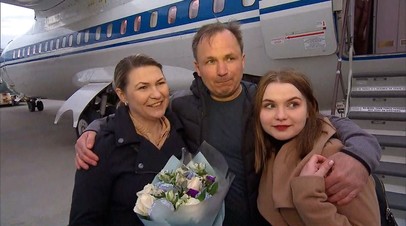 Константин Ярошенко прибыл в Москву, где его ждала семья видео