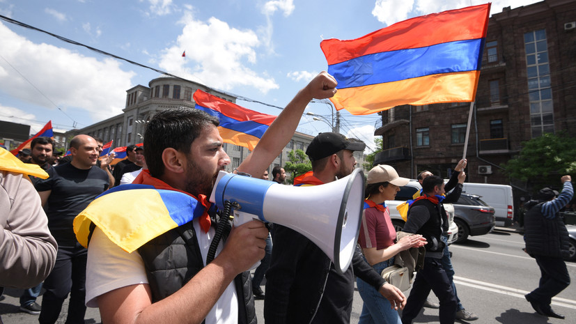 Около здания МИД Армении протестующие и полиция устроили потасовку