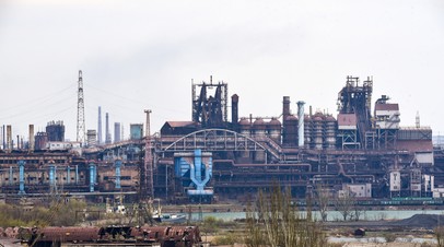 Удерживались украинскими националистами: Минобороны РФ сообщило об эвакуации 101 человека с территории Азовстали