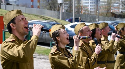 Песня для ветерана: полицейские Красноярска организовали концерт под окнами дома