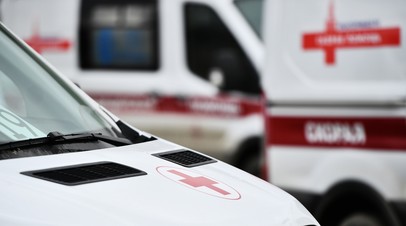 Грузовик перевернулся на легковушку с семьёй на юго-западе Москвы