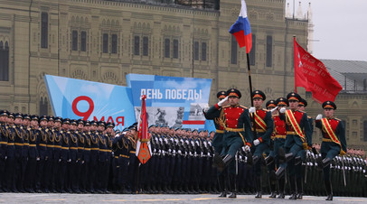 На Красной площади в Москве проходит парад Победы