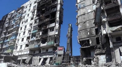 Спасатели МЧС России помогают разбирать завалы в Мариуполе видео