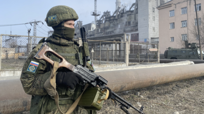 Российский военнослужащий миротворческих сил ОДКБ в Казахстане