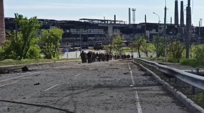 Боевики  с «Азовстали» продолжают сдаваться в плен — видео