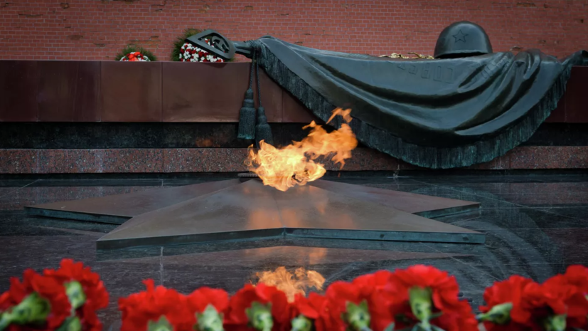 Путин и Шойгу возложили цветы к Могиле Неизвестного Солдата у Кремлёвской стены