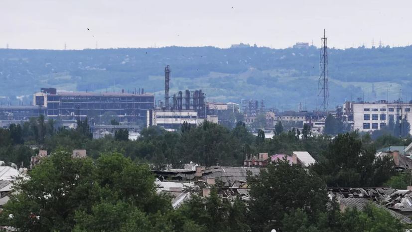 В ЛНР сообщили об эвакуации более 500 мирных жителей с завода «Азот» в Северодонецке