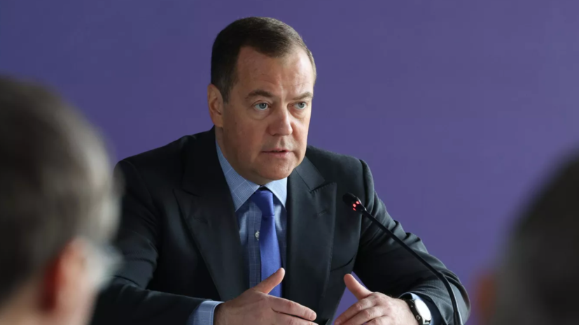 Медведев: ослаблять внимание к пандемии нельзя